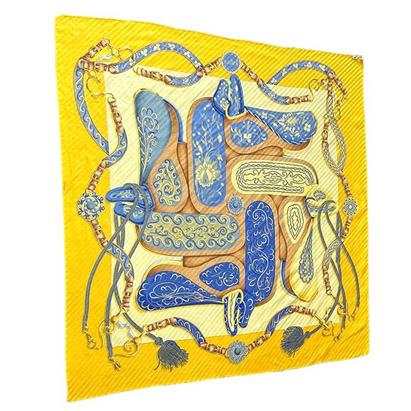 Hermès 100% Silk Pleated Scarf, ironed flat to highlight refined look in wear - Picture 3 of 14